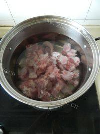 家常菜排骨炖豆角做法图解3)