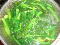 下酒菜菠菜拌花生米做法图解7)