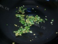 美味的萝卜虾皮煎饼做法图解5)