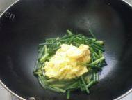 味道十足的蒜薹炒鸡蛋做法图解6)