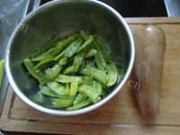 诱人的荷兰豆炒腊肠做法图解1)