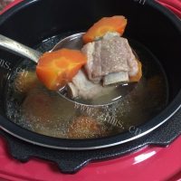 好吃的胡萝卜排骨汤做法图解9)