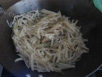 美味的咸菜炒肉做法图解8)