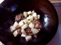 美味的鸡腿炖土豆糯玉米的做法图解六