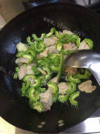 家常菜苦瓜炒肉片做法图解5)