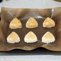 美味的酱油烤饭团做法图解5)
