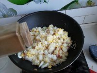 美味的腊肠鸡蛋炒饭做法图解9)