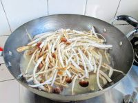 美味的茶树菇鱼骨汤做法图解6)