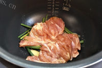 秘制电饭煲姜葱焗鸡腿做法图解3)