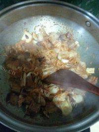 家常菜辣白菜炒五花肉做法图解5)