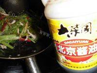 家常菜芹菜炒粉丝做法图解13)