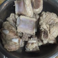 营养苦瓜黄豆煲排骨做法图解5)