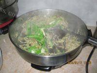 色味俱全的炒绿豆芽做法图解6)
