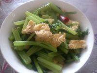 口舌生香的芹菜炒鸡蛋