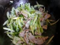 家常菜肉片炒西芹做法图解6)
