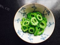 美味的凉拌苦瓜做法图解8)
