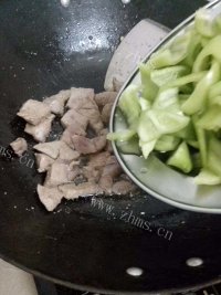家常菜猪肝炒辣椒做法图解5)