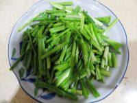 家常菜蒜苗炒鸡蛋做法图解2)