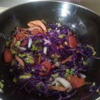 五彩的紫椰菜香肠炒面的做法图解八