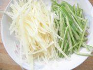 「营养美食」青椒土豆丝做法图解2)