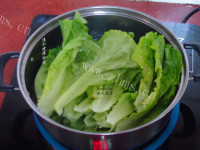 低脂少油酸蒜白灼生菜做法图解4)