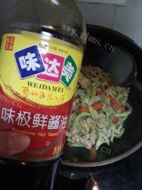 口感极佳的菜花炒肉做法图解8)