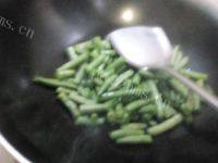 家常菜四季豆炒土豆做法图解5)