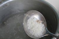 美味的皮蛋瘦肉粥做法图解4)