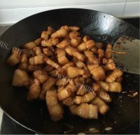 好吃的五花肉炖土豆做法图解1)