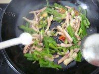 美味的辣椒炒鱿鱼须做法图解6)