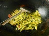特色菜蒜苔炒香肠做法图解6)