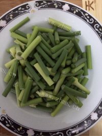 最爱的蒜苔鸡肉块做法图解3)