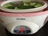美味的苦瓜黄豆排骨汤做法图解7)