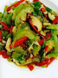 家常菜丝瓜炒香菇