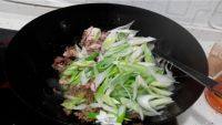 自制葱爆羊肉做法图解8)