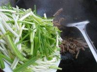 爆炒蒜苗肉丝做法图解6)