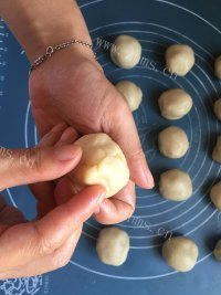 自制榨菜鲜肉月饼做法图解12)