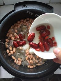养人的银耳花生红枣羹做法图解7)