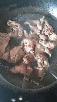 家常菜萝卜炖牛腩做法图解1)