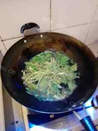 美味的香菜鱼腥草面做法图解3)