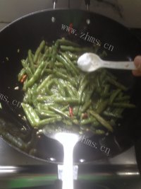 家常菜干煸四季豆做法图解9)