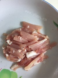 可口的肉丝蒜苔做法图解2)