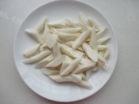 鲜美鱼头炖山药做法图解8)