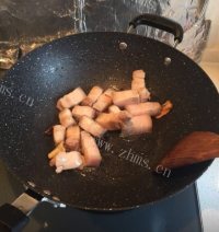色泽鲜亮的鹌鹑蛋红烧肉做法图解4)