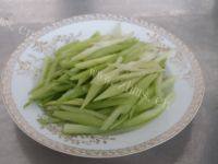 下酒菜花生米拌芹菜做法图解2)
