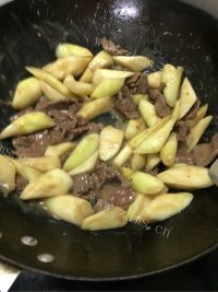 家常菜茭白炒牛肉做法图解8)