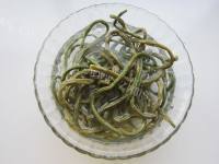 美味的干豇豆炒粉条做法图解2)