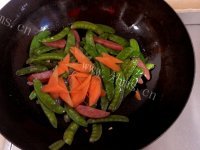家常菜荷兰豆炒腊肠做法图解5)
