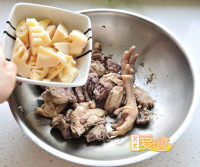 美味的春笋尖尖焖土鸡做法图解3)