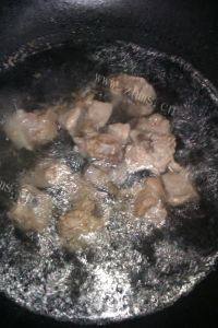 美味的花生排骨汤做法图解4)